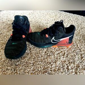Nike Labron Basketball shoes sz 7Y